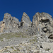 zunächst durch steiler werdendes Geröll (Spur) bis an den Fuss der Felsen bzw. der Couloirs