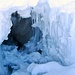 Un'autentica grotta di ghiaccio formata dalla crepaccia terminale sotto la vetta della Weissmies.