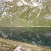 der Bergfuß des Daumenmassivs spiegelt sich im Engeratsgundsee