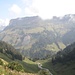 Mit dem Wengenbach hinab zum Obertal, dahinter der Giebel