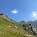 Ben evidente la traccia di salita :)))<br />Però si vede almeno il colle e nei pressi dello sperone roccioso c'è Alpe Vallera Piccola da cui bisogna passare.