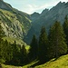 Blick von der Alp Fros auf das Tal der Teselalp mit dem Mutschensattel im Talschluss