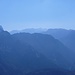 Blickrichtung Hochkönig. Links die Abstürze des westlichen Tennengebirges,  rechts das Hagengebirge. Tief unten und nicht sichtbar: das Tal der Salzach