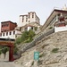 THIKSAY GOMPA: a circa 2Km da Shey si trova questo grandioso e vitale monastero. E' praticamente una città all'interno del monastero, dove lavorano e vivono migliaia di monaci, nelle capanne imbiancate a calce che costellano il lato della collina. Si tratta del più antico monastero dell'ordine di GELUKPA (14° sec.), costruito sulla riva dell'Indo. E' il monastero dove risiedono più monaci di tutto il Ladakh