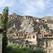 LAMAYURU GOMPA: è uno dei più antichi gompa del Ladakh (X sec.), costruito sulla cima di uno sperone roccioso caratterizzato dalla presenza di grotte artificiali (dove i monaci andavano in eremitaggio)