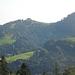 Blick auf die Schlosshöchi mit großem, beleuchtbaren GipfelKreuz. In der BildMitte die AbstiegsRoute & links unten Cholwis(850m)