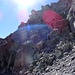 Schon im flachen Teil des Abstiegsband: Aus der knapp nicht sichtbaren Lücke rechts oben wird drei Mal abgeseilt oder abgeklettert (II-III)