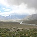 La piana di Padum (in fondo, a sx), che rappresneta il centro della regione dello Zanskar, è anche il luogo dove si forma il fiume ZANSKAR, grazie alla confluenza di due fiumi: TSERAP (quello di sx) e STOD (quello di dx). Poi lo Zanskar, dopo aver percorso l'omonima regione, confluirà nell'INDO all'altezza di Nimo (lungo la direttrice di collegamento Leh/Lamayuru)