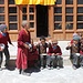 Monachini e bimbi del villaggio che frequentano la stessa scuola all'interno del monastero..... Ora però è l'ora di pranzo!.....