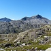 In primo piano il Schenadüi, 2747 metri. A sinistra sullo sfondo il Pécianett, 2764 metri.
