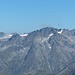 Cima di Camadra, 3172 metri (destra) e Piz Medel, 3211 metri (centro).