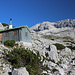 Unterwegs vom Gatterl zur Knorrhütte - Auf knapp 2.000 m Höhe geht der Blick an einer Diensthütte vorbei zur Zugspitze.