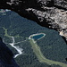 Im Aufstieg vom Sonn-Alpin zum Schneefernerkopf - "Windloch-Blick Nr. 2". Selbes Felsfenster - andere Perspektive: Diesmal ist ein kleiner, offenbar angelegter See bei Ehrwald zu sehen.