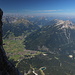 Im Aufstieg vom Sonn-Alpin zum Schneefernerkopf - Seitenblick vom Grat. Vorbei an den steilen Abbrüchen der Nordschulter des Schneefernerkopfes geht der Blick hinunter nach Ehrwald und Umgebung.