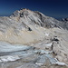 Schneefernerkopf - Ausblick unweit des Gipfels. Über den Nördlichen Schneeferner und Sonn-Alpin schaut man zur Zugspitze und zum östlich (rechts) anschließenden Jubiläumsgrat. 