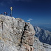 Zugspitze - Blick von der Aussichtsterrasse hinüber zum Gipfelkreuz, wo gerade vergleichsweise wenig Andrang herrscht.