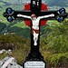 Von diesem Gedenkkreuz (über Trittspuren erreichbar, nicht zu verfehlen) hat man schöne Ausblicke nach Norden. 