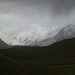 Ein erster Blick auf die Gletscher des Kurumdy durchs Gewitter-Grau