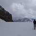 Skitouren im August - auf den Firnebenen des Abramov Gletschers in eisigem Wind