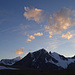 Abendstimmung über dem Pik Altai, im Hintergrund im letzten Licht das "Aletschhorn"