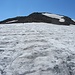 Blick vom griffigen Gletscher zum Gipfel. Der finale Aufstieg erfolgt links des Firnfeldes