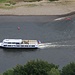 Tschechisches Fahrgastschiff, die Welle setzt zwei unbedarfte Hobbypaddler an Land