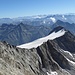 Blick vom Südsüdwestgrat auf den Ostgrat des Basòdino. Über diesen Grat folgt der relativ einfache Abstieg auf den Gletscher. 