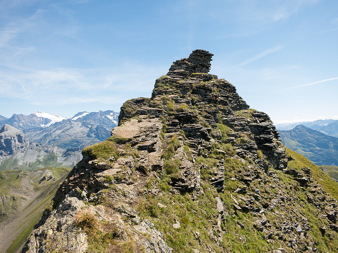 Diese kleine Erhebung wird überstiegen. Eine blaue... [hikr.org]