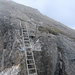 Rückblick auf den Abstiegsweg vom Gipfel.<br />Der Gipfelaufbau ist über eine Leiter und einen mit Ketten gesicherten Steig in wenigen Minuten erreichbar.<br />