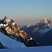 Die Gipfel rund um Beithorn, Matterhorn und Dent Blanche sind schon im Sonnenlicht