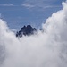 Die ersten Gipfel tauchen aus den Wolken