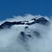 La cima della punta d'Arbola spunta dalla nebbia