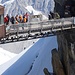 Touristen auf der Brücke, unten müht sich ein Bergsteiger über den Ostgrat herauf