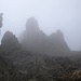 Der Nebel laesst die Felsen dunkel und bedrohlich aussehen.

