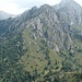 Vom Gipfel des Monte Suchello geht es 250 hm hinab, die man am Monte Alben wieder hoch muss.   
