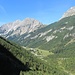 Beim Aufstieg aus dem Karwendeltal, unten das Raddepot an den Almwiesen der Angeralm