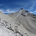 Die Große Seekarspitze. Der Aufstieg erfolgt auf guten Trittspuren durch den Geröllhang zur Scharte zwischen den Seekarspiitzen (links) und weiter über den meist breiten Nordkamm