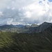 Furkajoch (Bildmitte), ganz rechts Mutabellaspitze, daneben Löffelspitze; über dem Furkajoch vermutlich die Damülser Mittagsspitze