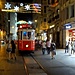 ... auf der İstiklâl Caddesi, İstanbuls berühmtester Strasse ("Unabhängigkeitsstrasse") mit der wieder in Betrieb genommenen Strassenbahn
