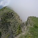 Blick vom Hengst (1809m) hinüber zum Schimbrig Hauptgipfel. Zu sehen ist die kurze Kletterstelle und das anschliessende kurze luftige Grätlein.
