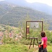 Monica davanti al pannello che illustra il fenomeno dello "Spirito della Montagna". Sullo sfondo del Pizzo Badile Camuno. 
