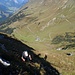 Hier hinauf und hinaus auf den letzten Kopf unterhalb des Älpeleskopfes. Hinten die schöne Üntschenspitze, die mit Westgrat und Nordostpfeiler zwei echte Steilgrasschmankerl zu bieten hat.