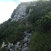 Abkletterpassage mit Drahtseil im Abstieg vom Steilner Joch, die Markierungen zeigen den Kletterweg durch die Felsen.