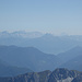 Dolomiten, rechts im Dunst die markante Form des Pelmo, links davor Bildmitte der Zacken ist der Peitlerkofel, links daneben Heiligkreuzkofel