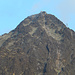 Der Aufstieg erfolgt von links, erst über den Grat, dann durch die von der Gipfelstation nach links sich bergab ziehende Gipfelschlucht.