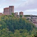 Die Burg Trifels vom Asselstein herangezoomt.