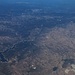 Als das Flugzeug türkisches Gebiet erreichte, wurde die Flughöhe abgesenkt. Auf dem Foto ist der 5,98 km² grosse Stausee Kırklareli Barajı (67,5m) zu sehen. Links unten, am Rand des Fotos sind die Ortsränder von Kırklareli zu sehen, dem Ort wo wir einmal übernachteten. Rechts sind Teile vom Hügelzug Yıldız Dağları, zu dem die höchtste Erhebung vom europäischen Teil der Türkei gehört. Der Mahya Dağı (1031m) liegt jedoch ausserhalb des Fotos.