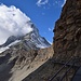 Gut befestigter Steig zum Hörnligrat. Das Matterhorn im Wolkenschleier.