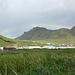 Vik i Myrdal, natürlich mal wieder mit Regenbogen (dieser von der Gischt bzw. dem daraus resultierenden leichten Nebel an der Küste)