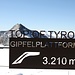 <b>Alle 9:55 mi ritrovo a ben 3165 m di quota, al colle Schaufeljoch. <br />Per la prima volta posso visitare la piattaforma panoramica “Top of Tyrol”, posta a 3210 m di quota, raggiungibile in pochi minuti grazie ad una comoda scala metallica.</b> 